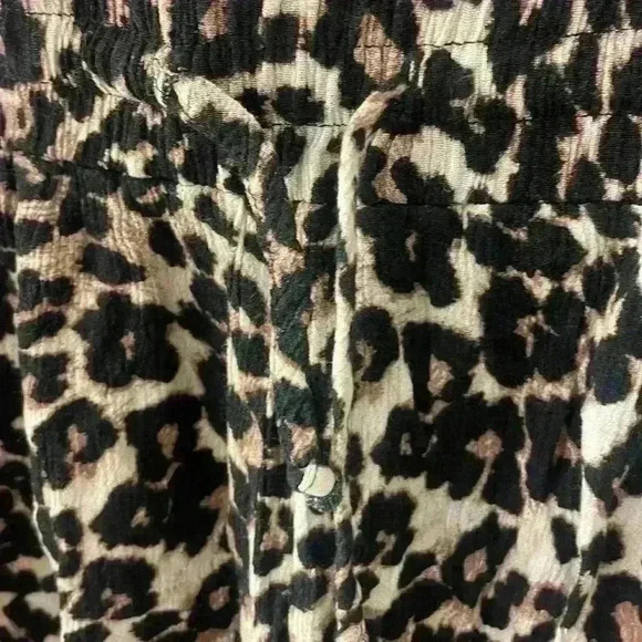 C. Wonder Safari Leopard Print
Flowy Cabana Shorts Women's size
Large - Picture 3 of 9